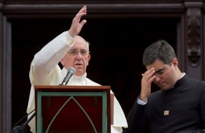 Papa ataca a sistema económico global por venerar al “dios del dinero”