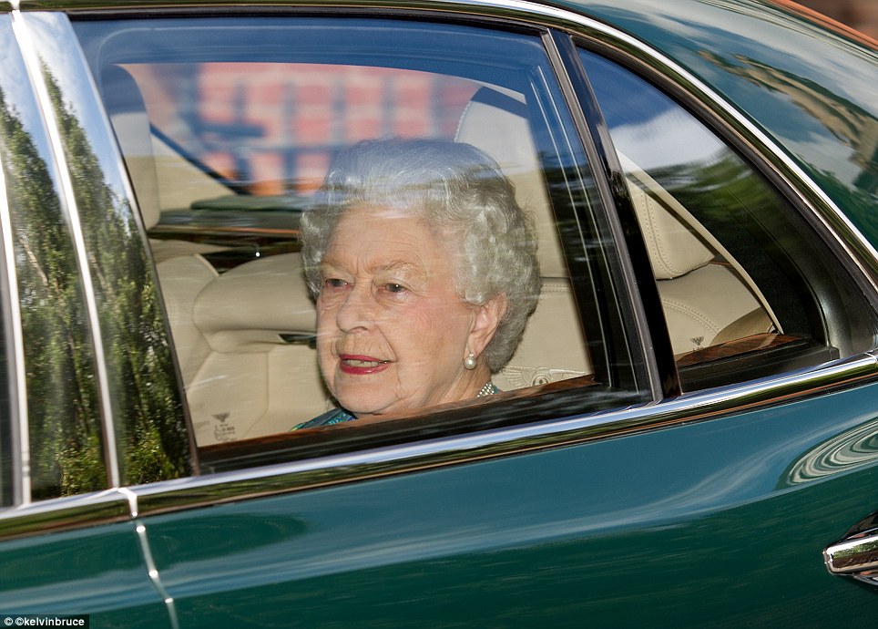 Isabel II visita por primera vez a su bisnieto (Fotos)