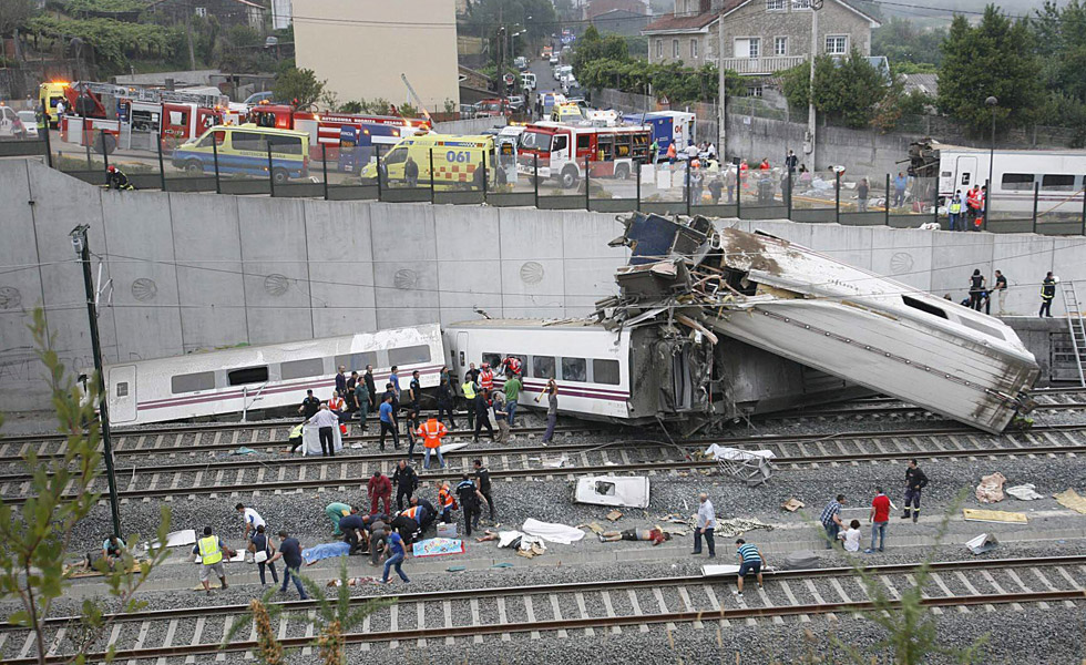 Al menos 77 muertos y 143 heridos al descarrilar un tren en España (Fotos)