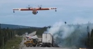 Avión cisterna apaga un camión en llamas (impresionante video)