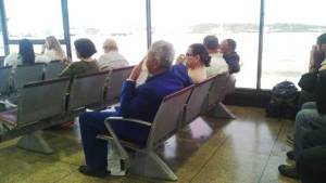 ¡Vergonzoso! “Lluvia” de excrementos en la terminal internacional de Maiquetía
