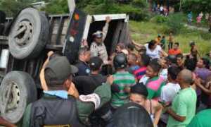 Se roban embutidos tras volcamiento de camión en Barquisimeto