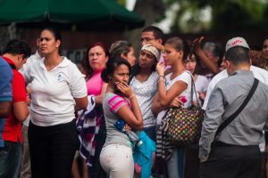 Pasajeros esperan hasta dos horas por transporte en Maracay
