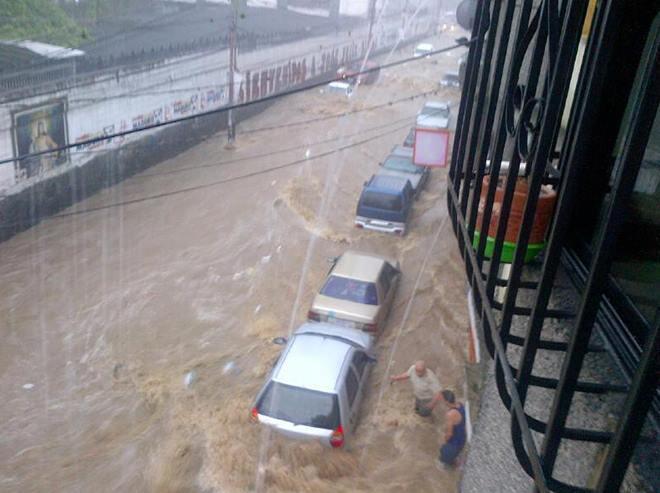 Se desbordó quebrada Agua de Maíz y la Línea de Petare (FOTO)