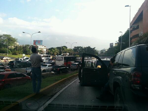 Reportan presencia de cadáver en la autopista Prados del Este