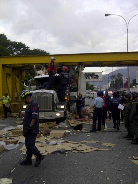 Así saquearon la gandola atascada en Los Ruices (Fotos)