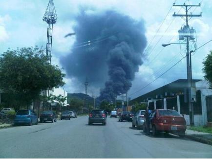 Cuatro heridos tras incendio en Zona Industrial Castillito (Fotos)