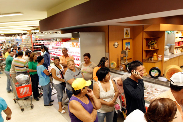 Se suma la escasez de cajas registradoras en los supermercados