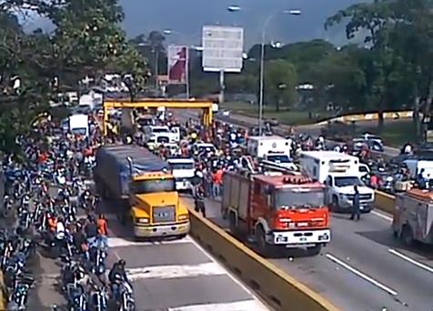 Así saqueron la gandola atascada en el puente de Los Ruices (Video)