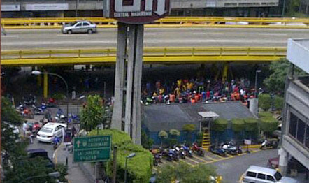 Motorizados mantienen cerrado el elevado de Los Ruices