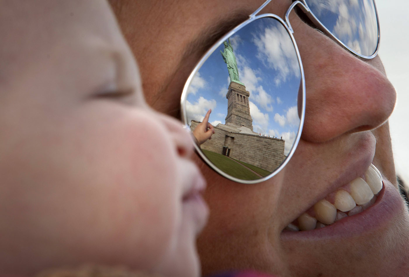 Turistas felices por reapertura de la Estatua de la Libertad (Fotos)