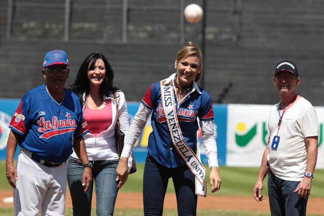 Miss Venezuela hizo el lanzamiento inicial en el Cardenales vs Tiburones (Fotos)