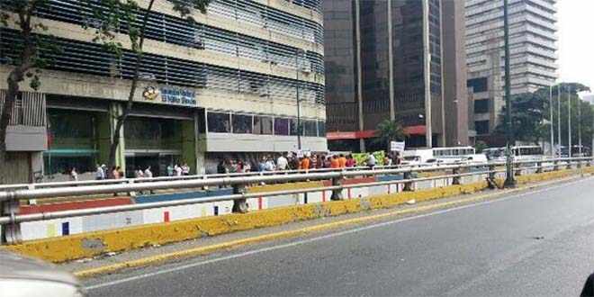 Trabajadores de la Fundación del Niño trancan la avenida Andrés Bello