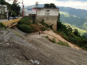 Alertan peligro de derrumbe en Hoyo de la Puerta por obra inconclusa (Fotos)