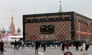 Exigen a Louis Vuitton quitar la maleta gigante de la Plaza Roja (Fotos)