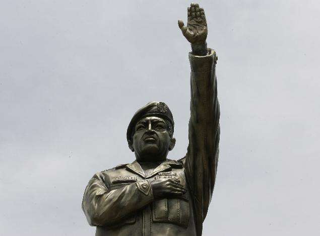Estatua gigante de Chávez causa polémica