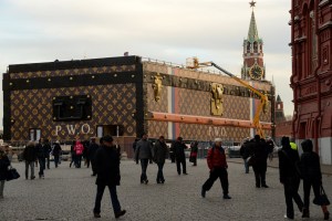 Esta gigantesca maleta Louis Vuitton apareció en la Plaza Roja de Moscú (Foto)