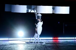 Lady Gaga lo vuelve a hacer (Vídeo+Vestido volador)