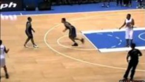 Así trollea este basquetbolista al otro equipo en un juego profesional (Video)
