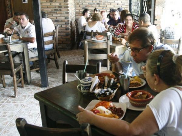 En promedio un venezolano debe gastar 182 bolivares para almorzar