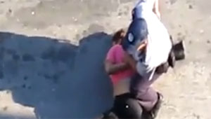 Impactante video: Señora cubana agredida por la policía por querer decir la verdad “nos morimos de hambre”