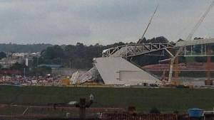 Tres muertos al derrumbarse parte del techo en estadio del Mundial (Foto)