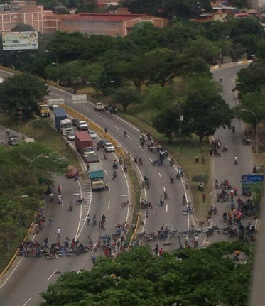 Personas se aglomeran frente a comercios de motocicletas (Foto)