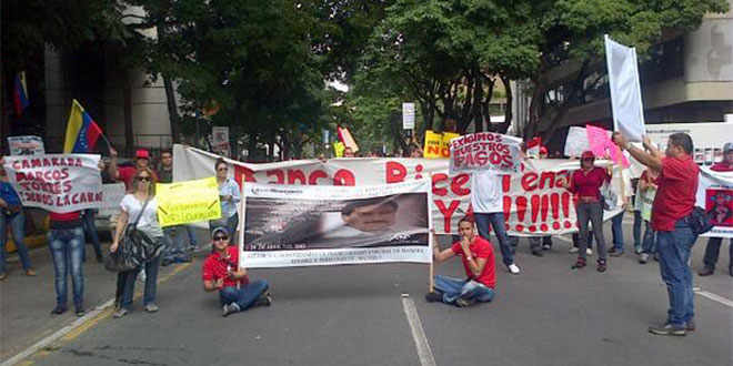 Trabajadores trancan la avenida Venezuela en El Rosal