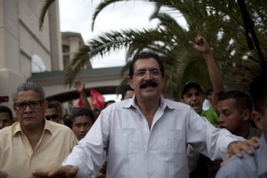 Zelaya encabeza marcha en apoyo a misión anticorrupción de la OEA en Honduras
