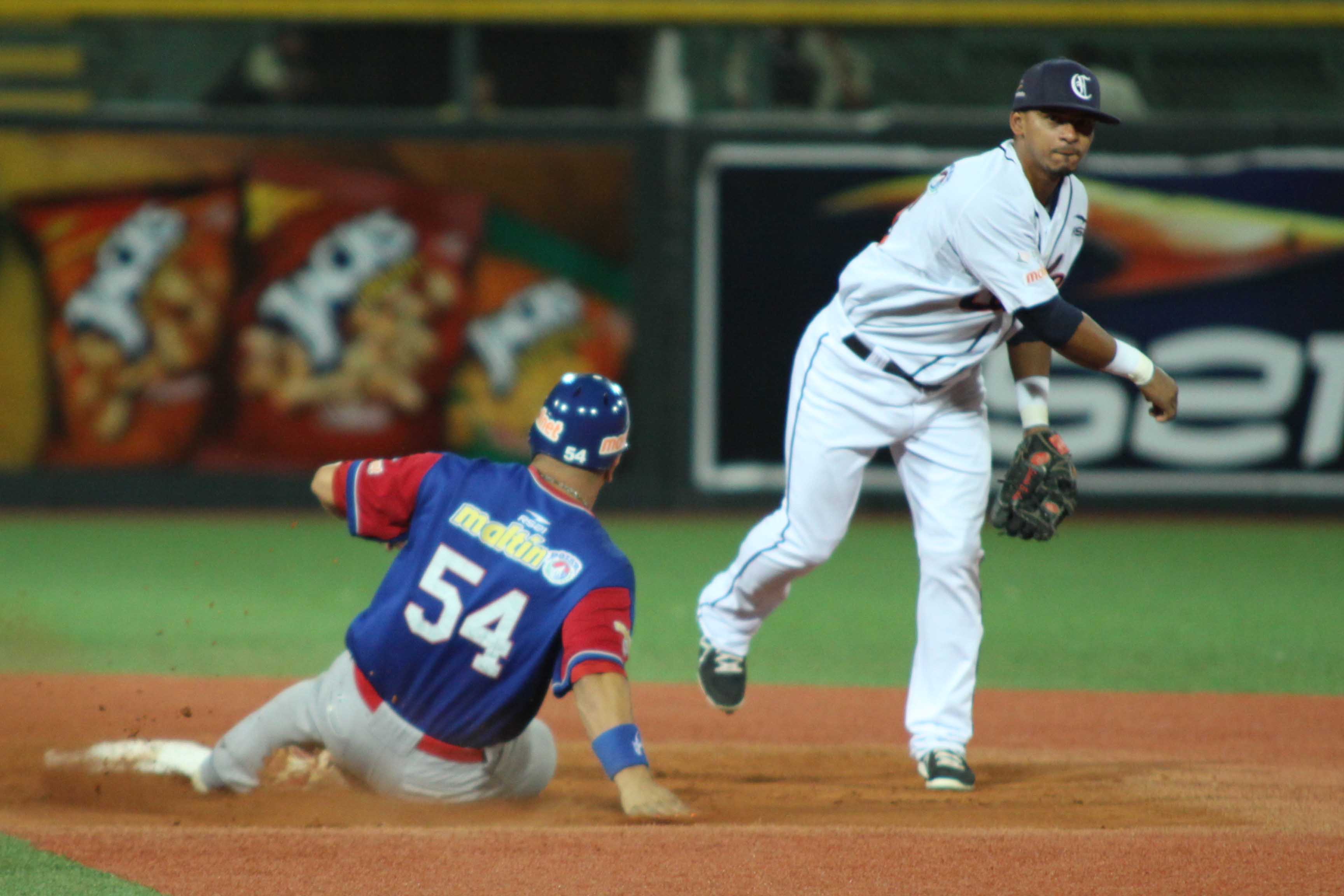 Caribes supera a Tiburones y clasifica al Round Robin (Fotos)