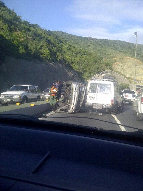 Cola bajando La Guaira por volcamiento de vehículo (Foto)