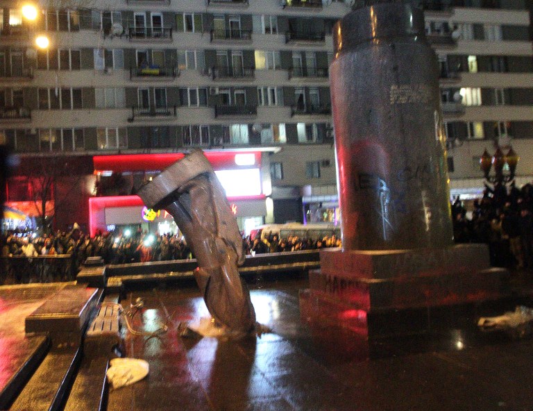 Manifestantes ucranianos derriban estatua de Lenin en Kiev