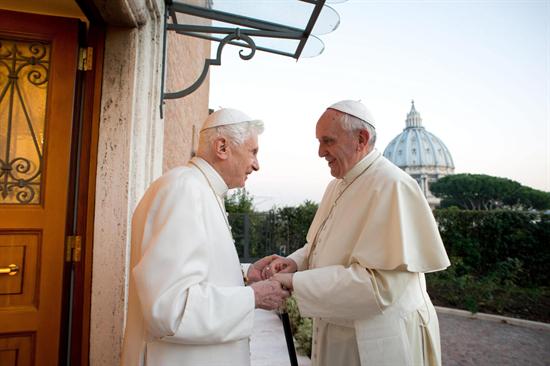 Papa Francisco visita a Benedicto XVI para desearle una Feliz Navidad (Fotos)