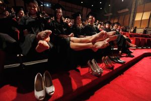 Graduandos bolivarianos se quitaron los zapatos en pleno acto (Fotos + Fooo!)