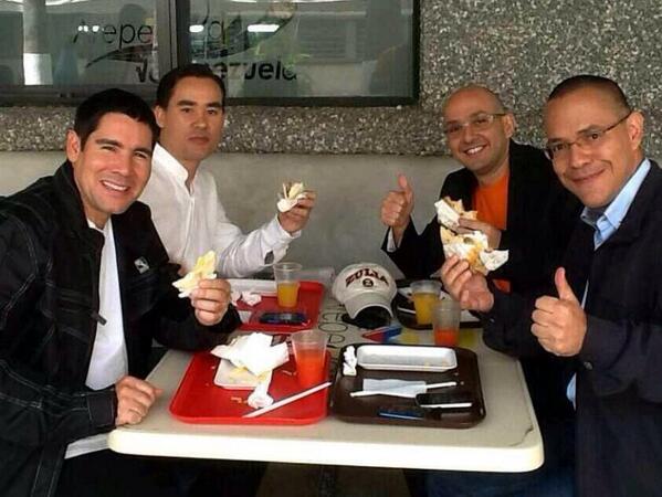 LA FOTO: A estos perdedores, les metieron nueve arepas