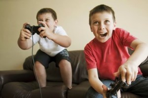 Uso excesivo de videojuegos y aparatos electrónicos cambia la conducta en niños