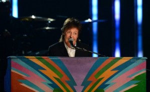 Paul McCartney regresa a casa tras ser dado de alta en un hospital de Japón