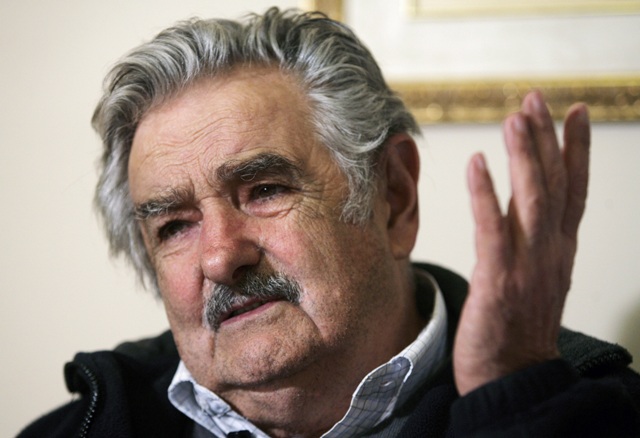 Mujica dispuesto a interceder por paz en Venezuela si se lo piden las dos partes