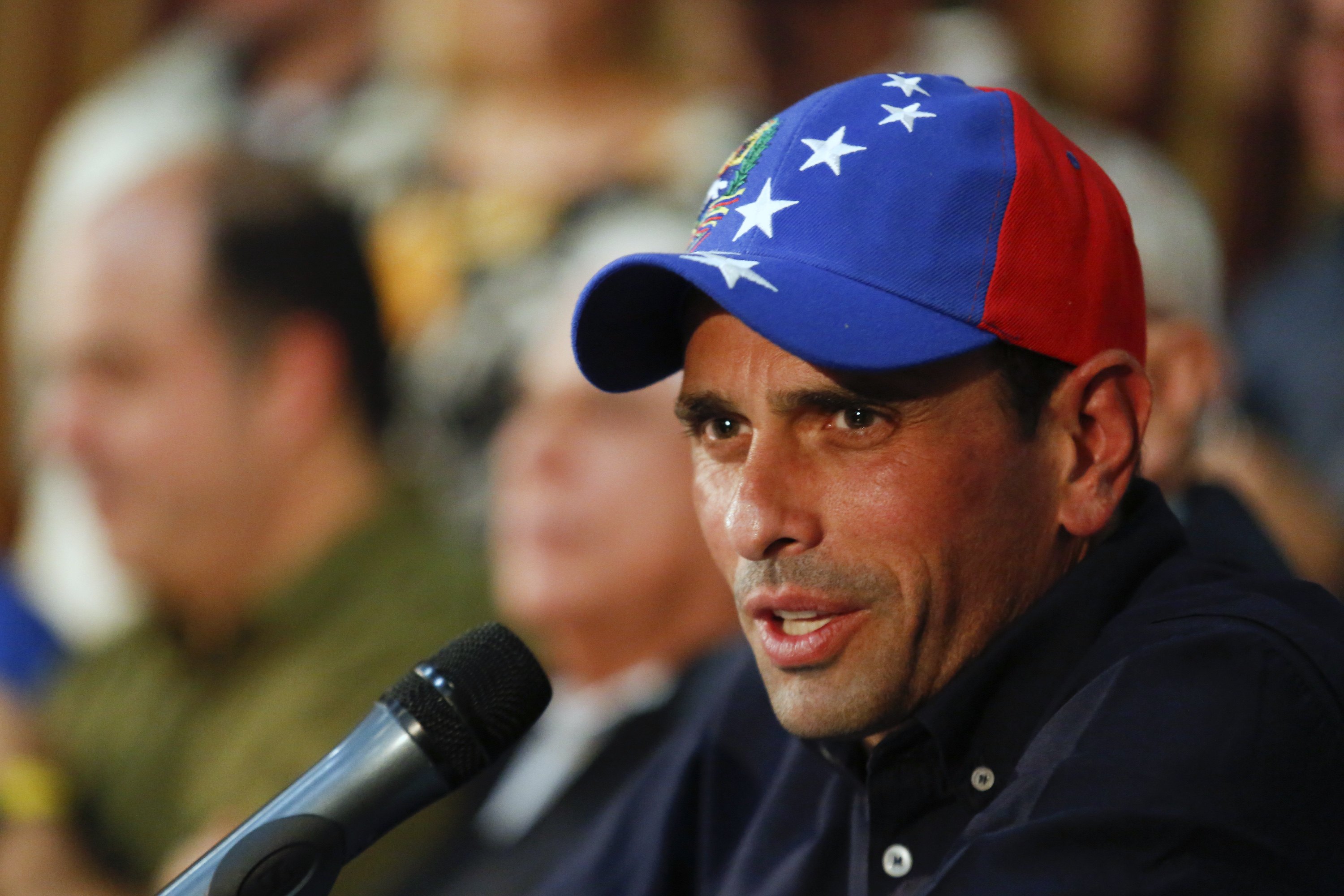 Capriles critica a quienes dictan líneas políticas en las redes sociales