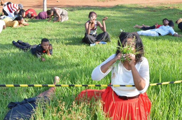 Creyentes comen grama para ‘acercase’ a Dios (Fotos)