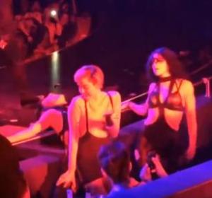Miley Cyrus le roba el protagonismo a Britney Spears al besar a una bailarina (Video)