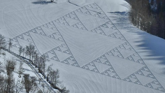 Grandes huellas “extraterrestres” deja este artista en la nieve (Fotos)
