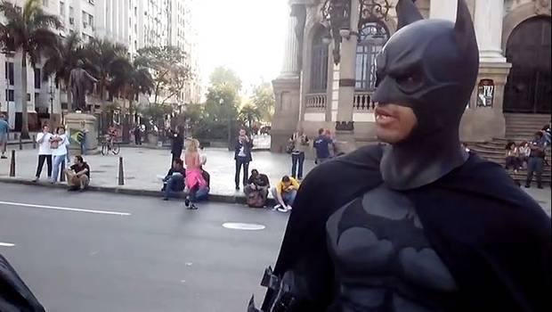 Con abucheos e insultos reciben a Batman en Brasil (Video)