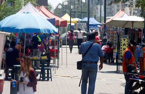 Buhoneros venden los desodorantes hasta en Bs. 100