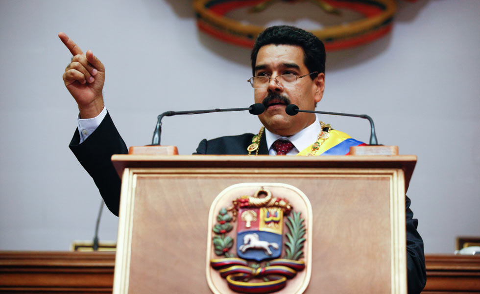 Apuesta de Maduro por amarrar el dólar es insostenible, estiman analistas