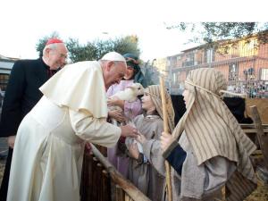 Papa Francisco visita pesebre viviente en una parroquia romana (Fotos)