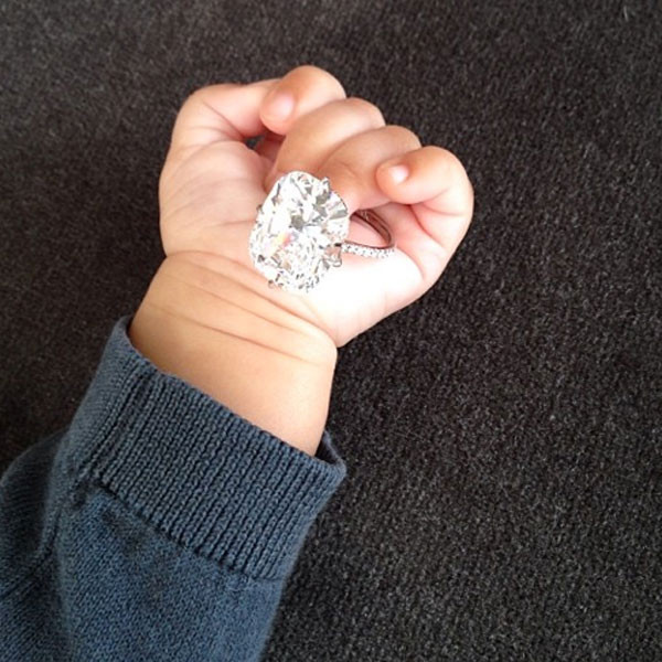 Kim Kardashian le pone su anillo de compromiso a North (Foto)