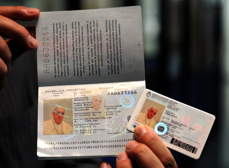 El papa Francisco tramita su pasaporte y documento de identidad argentinos (Fotos)
