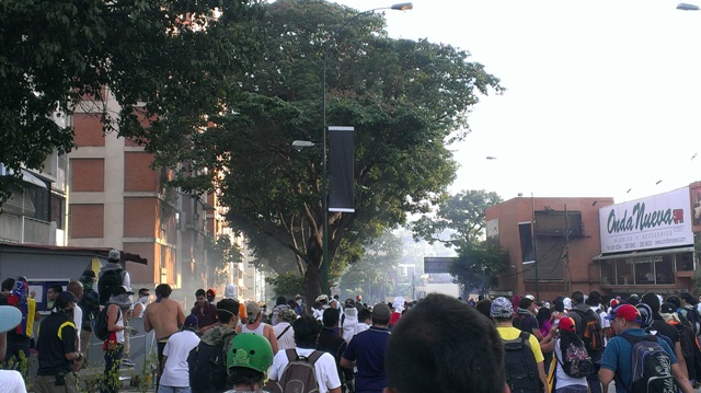 GNB reprimió a estudiantes en Altamira con lacrimógenas (Video + Fotos)