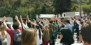 Estudiantes cierran el Distribuidor Metropolitano en protesta por inseguridad (Fotos)